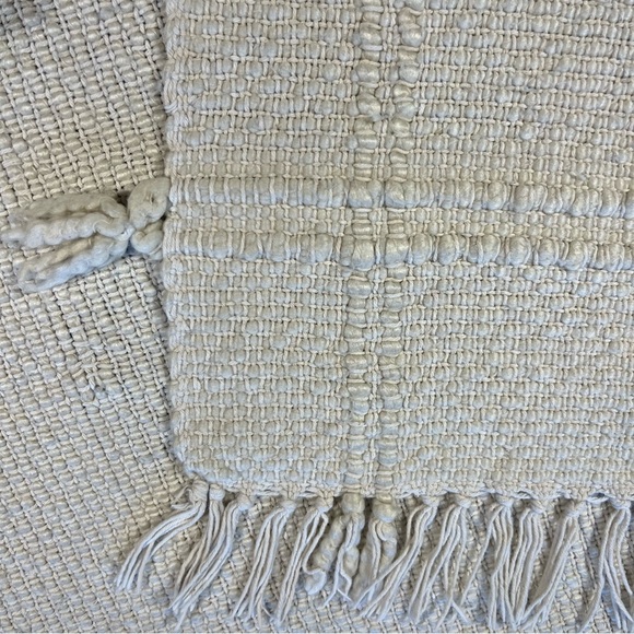 Textured cotton/acrylic Throw Blanket with fringe is 60 x 48“ - Picture 6 of 10